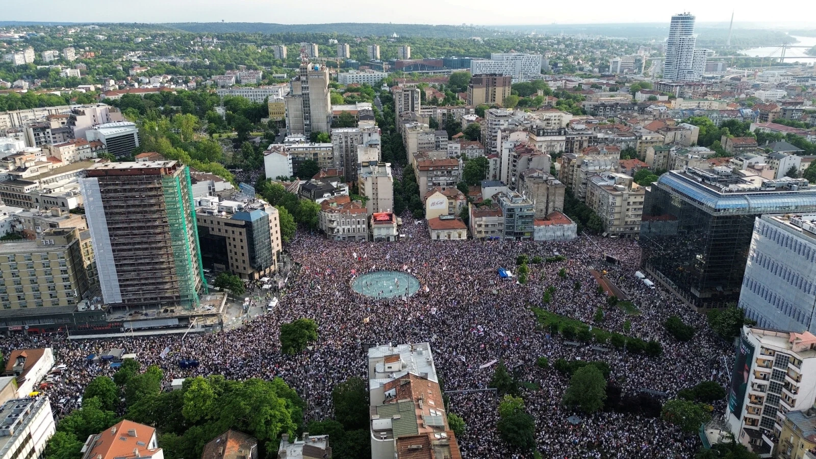 Desetine tisuća ljudi okupilo se u Beogradu na protestima protiv vlasti: "Srbija je već promijenjena"